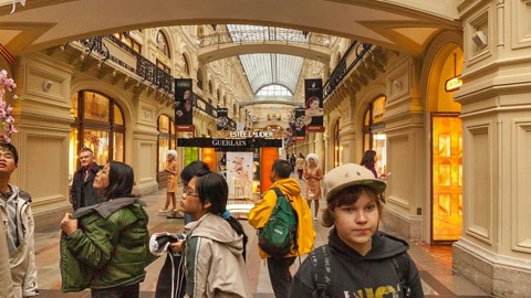 Indoor mall with fountain and shops — Stillmotion
