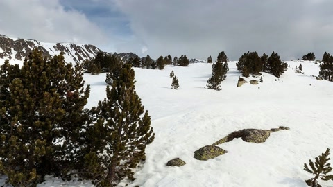 Snow-covered mountain range — Stillmotion