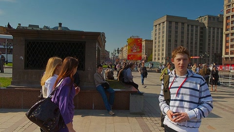 Busy city promenade with crowds — Stillmotion