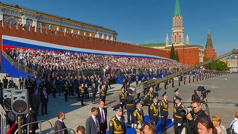 Military parade in city plaza — Stillmotion