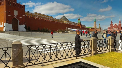 Red square promenade with Kremlin walls — Stillmotion