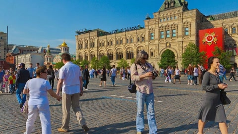 Crowded city plaza with historic buildings — Stillmotion