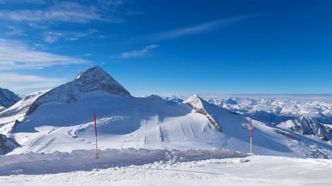 Snowy ski slope at mountain summit — Stillmotion