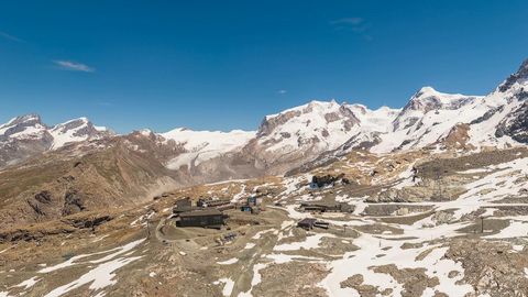 Snowy alpine mountain range — Stillmotion