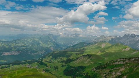 Green valley under cloudy skies — Stillmotion