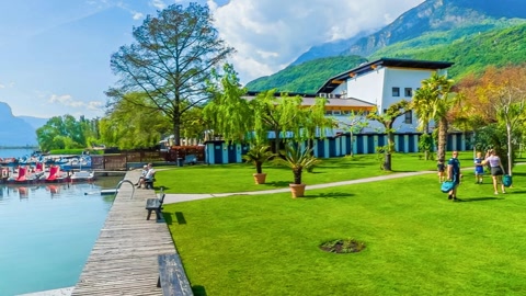 Lakeside resort with mountain views — Stillmotion
