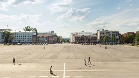 Wide city square with monument and buildings — Stillmotion