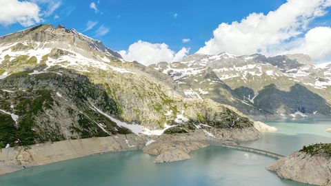 Glacier lake and snowcapped mountains — Stillmotion