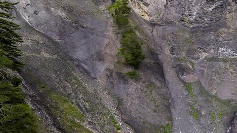 Rope bridge over mountain valley — Stillmotion