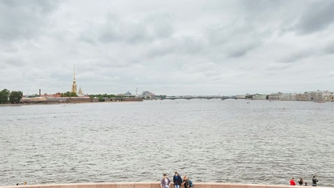 Riverside garden under cloudy skies — Stillmotion