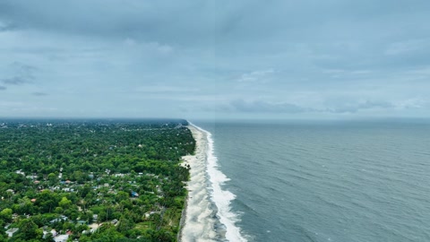 Coastal village under cloudy skies — Stillmotion