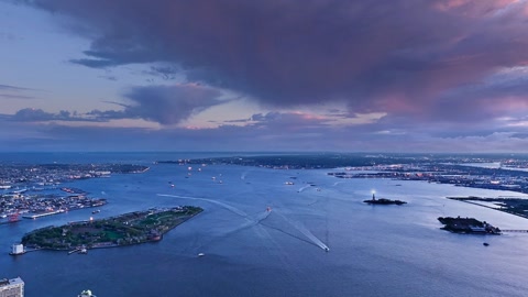 Harbor city under cloudy sunset — Stillmotion