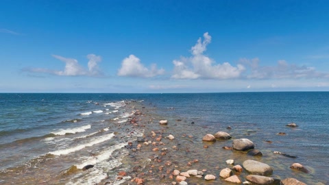 Rocky beach under blue sky — Stillmotion