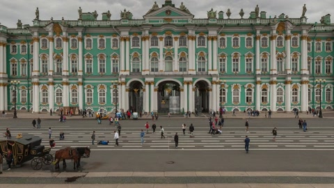 Palace square under cloudy skies — Stillmotion
