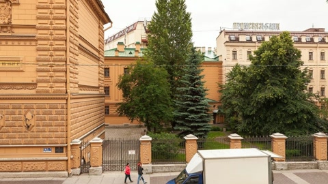 Historic city street with ornate buildings — Stillmotion