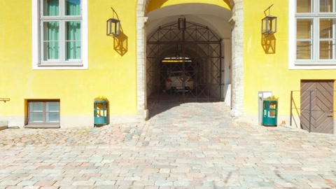 Yellow courtyard with cobblestone paving — Stillmotion