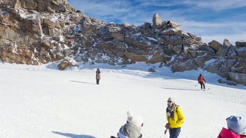 Ski slope at alpine summit — Stillmotion