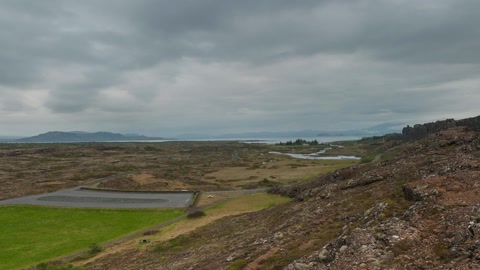 Rocky canyon under cloudy skies — Stillmotion