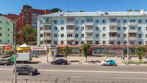 Urban square with traffic and trees — Stillmotion