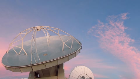 Dusky light on the ALMA antennas — Stillmotion