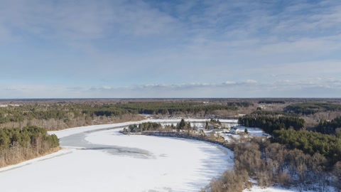 Snowy forest landscape with frozen lake — Stillmotion