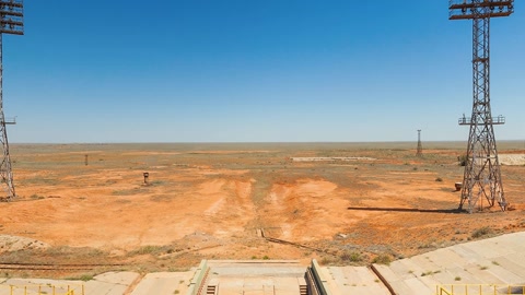 Industrial construction site under clear sky — Stillmotion