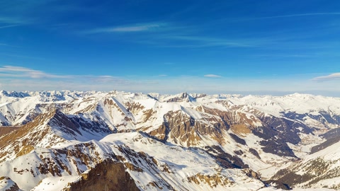 Snowy mountain peaks under blue sky — Stillmotion