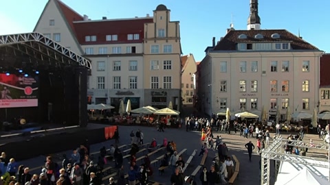 Crowded city plaza with stage — Stillmotion