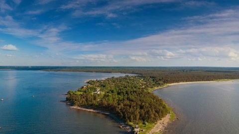 Open ocean with distant shoreline — Stillmotion