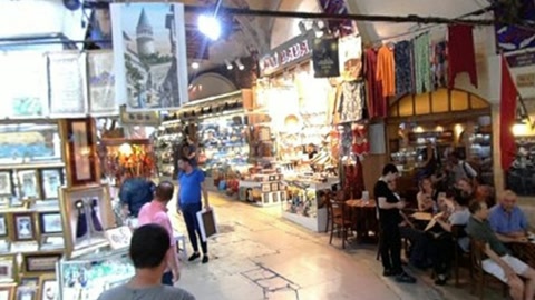 Indoor bazaar with souvenir stalls — Stillmotion