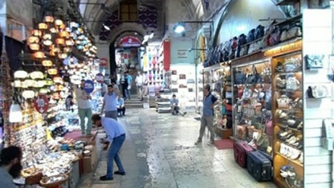 Indoor market arcade with shoppers — Stillmotion