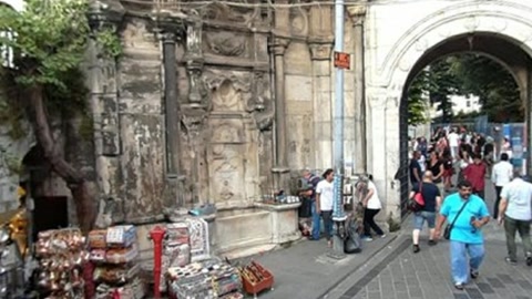 Outdoor bazaar with market stalls — Stillmotion