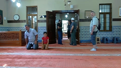 Ornate mosque prayer hall interior — Stillmotion