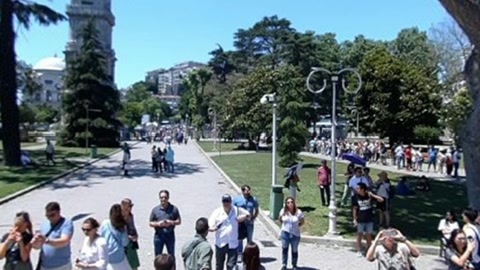 Outdoor museum courtyard with visitors — Stillmotion