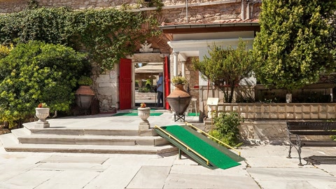 Courtyard garden with benches and trees — Stillmotion