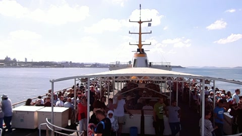 Crowded boat deck at sea — Stillmotion