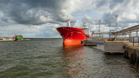 Cargo ship at industrial dock — Stillmotion