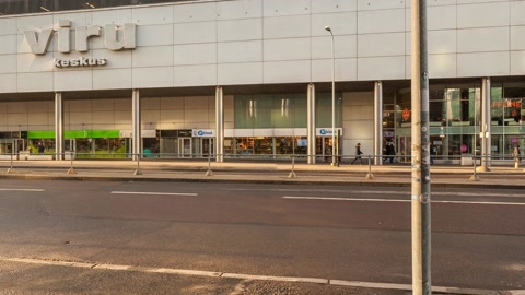 Urban street with shopping center exterior — Stillmotion