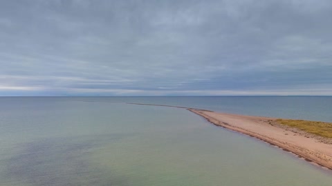 Coastal shoreline under cloudy skies — Stillmotion