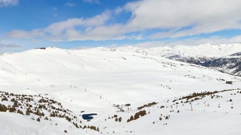 Snowy ski slope under blue sky — Stillmotion