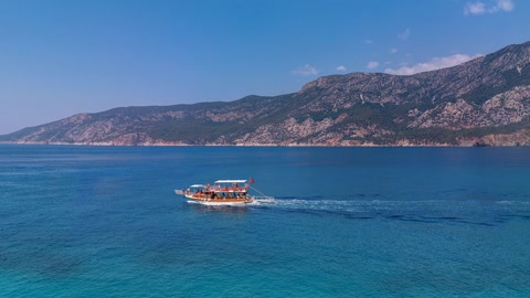 Turquoise lagoon and rocky beach — Stillmotion