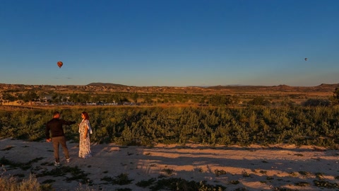 Badlands with hot air balloons — Stillmotion