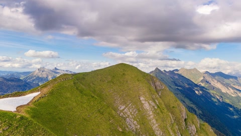 Mountain ridge above turquoise lake — Stillmotion