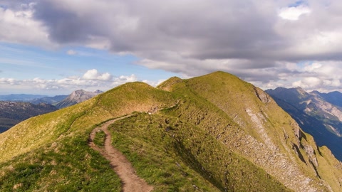 Mountain ridge trail above lake — Stillmotion