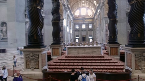 Cathedral interior with visitors — Stillmotion