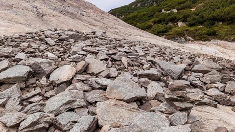 Mountain lagoon with rocky shoreline — Stillmotion