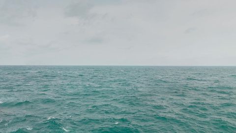 Rocky ocean under cloudy skies — Stillmotion