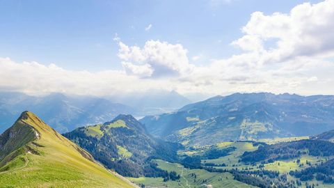Mountain ridge and alpine valley — Stillmotion