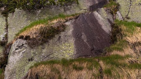 Mountain lake with rocky cliffs — Stillmotion