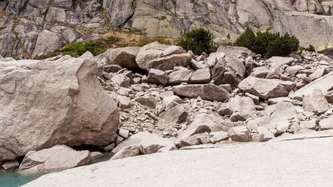 Rocky alpine lake landscape — Stillmotion
